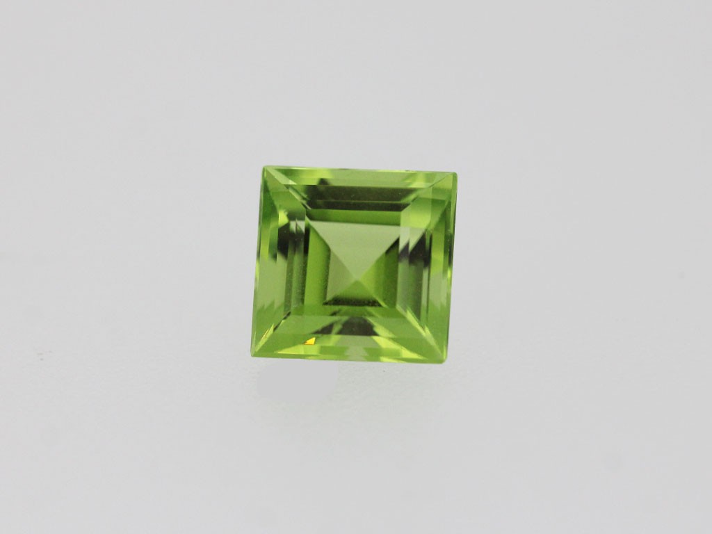 Péridot fin CV 7x7mm 2.01cts