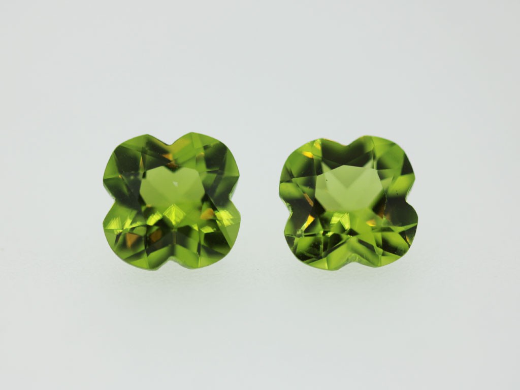 Péridot fin fleur 7.7x7.7mm 2.24cts