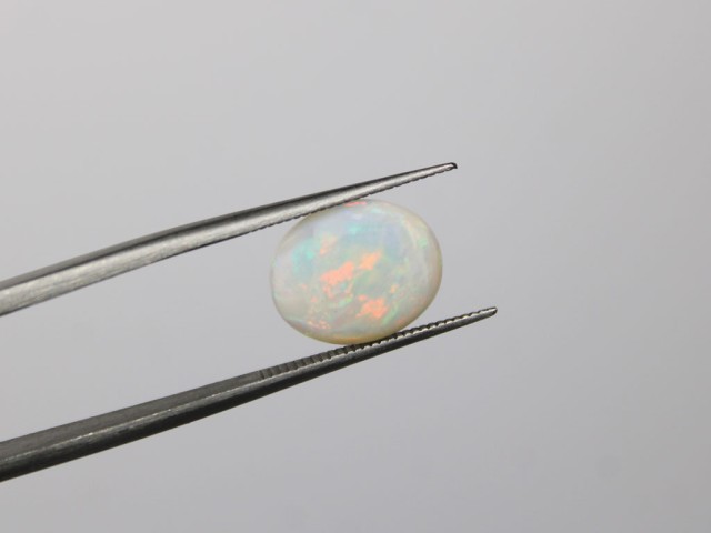 Opale cabochon blanche...