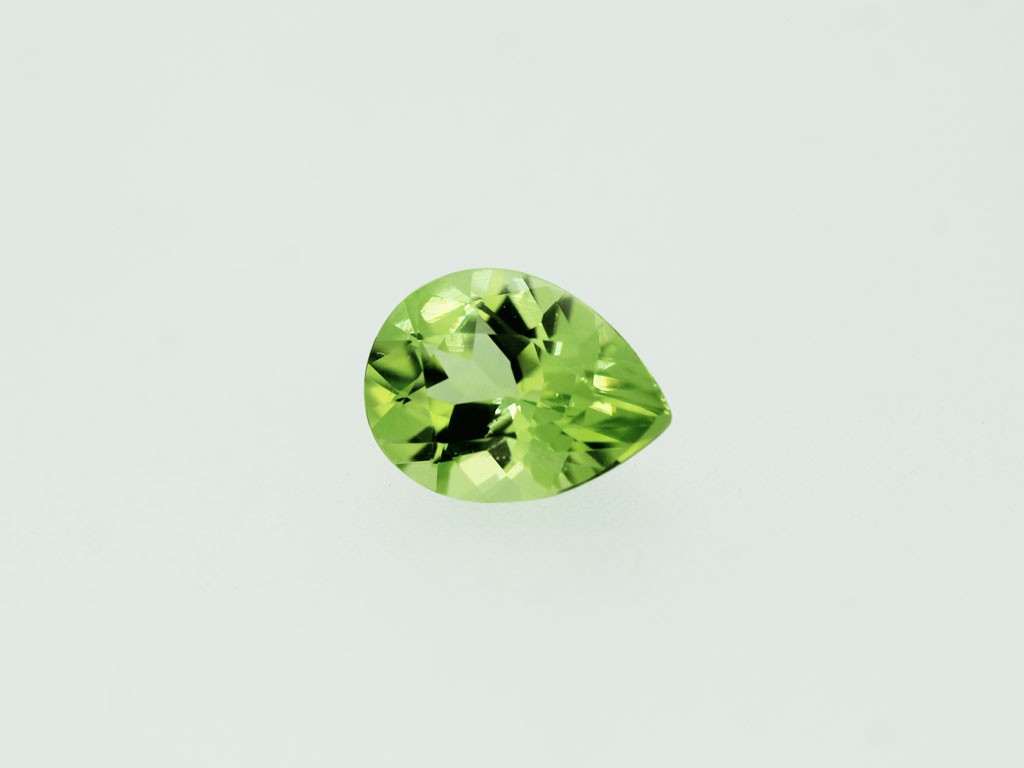 Péridot Fin Poire 9x7mm 1.77cts
