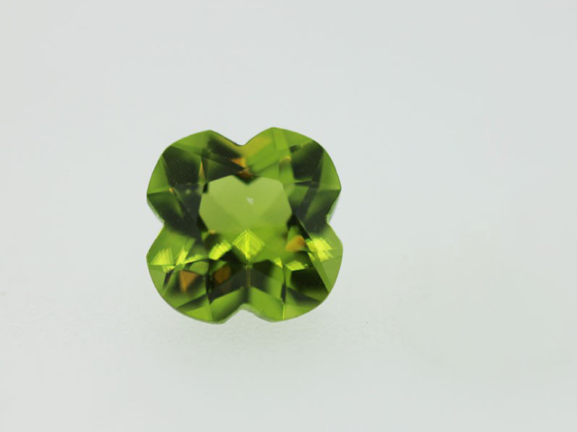 Péridot fin fleur 7.7x7.7mm...