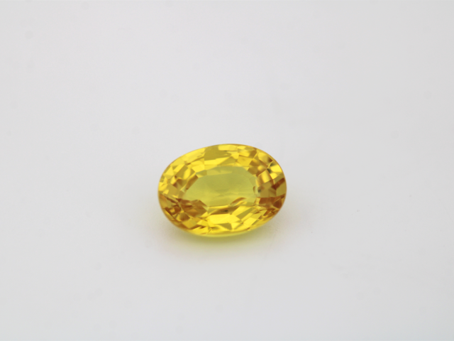 Saphir fin jaune ovale...