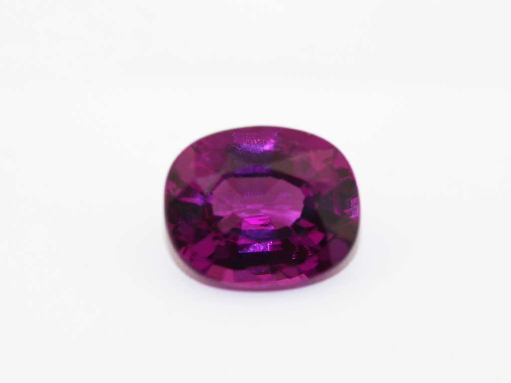 Grenat "purple" R.A 7.6x6.2mm 1.66cts