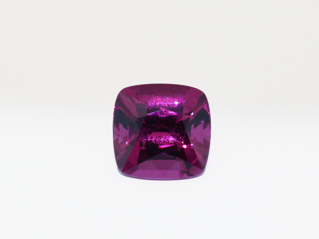 Grenat "purple" carré 7x7mm 2.45cts