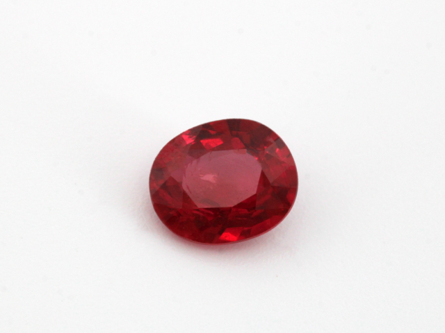 Rubis fin ovale 5.4x4.6mm...