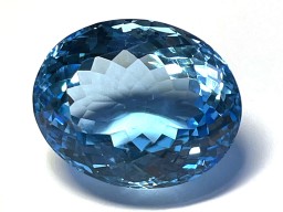 Topaze traitée swiss Blue Ovale 21.1x17mm 34.44cts