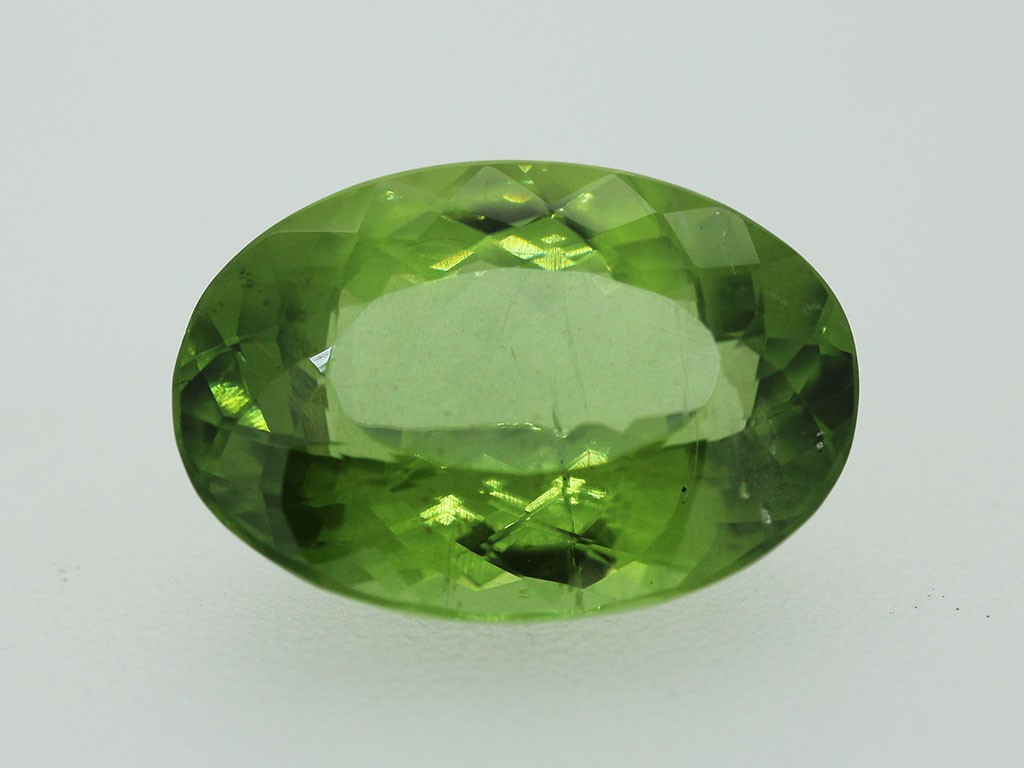 Péridot Ovale 15.3x10.7mm 7.55cts