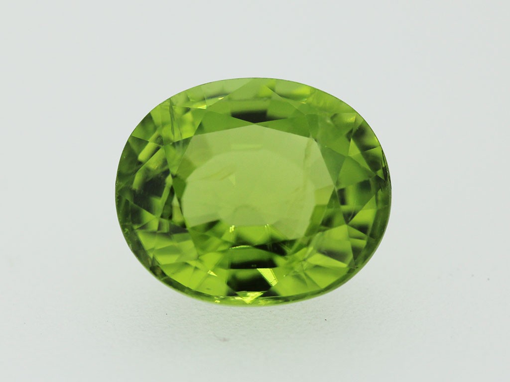 Péridot Ovale 11.8x10.1mm 6.04cts