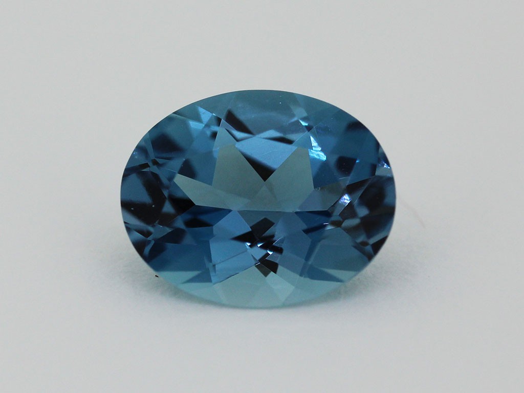 Topaze traitée Blue London ovale 10x8mm 2.85cts