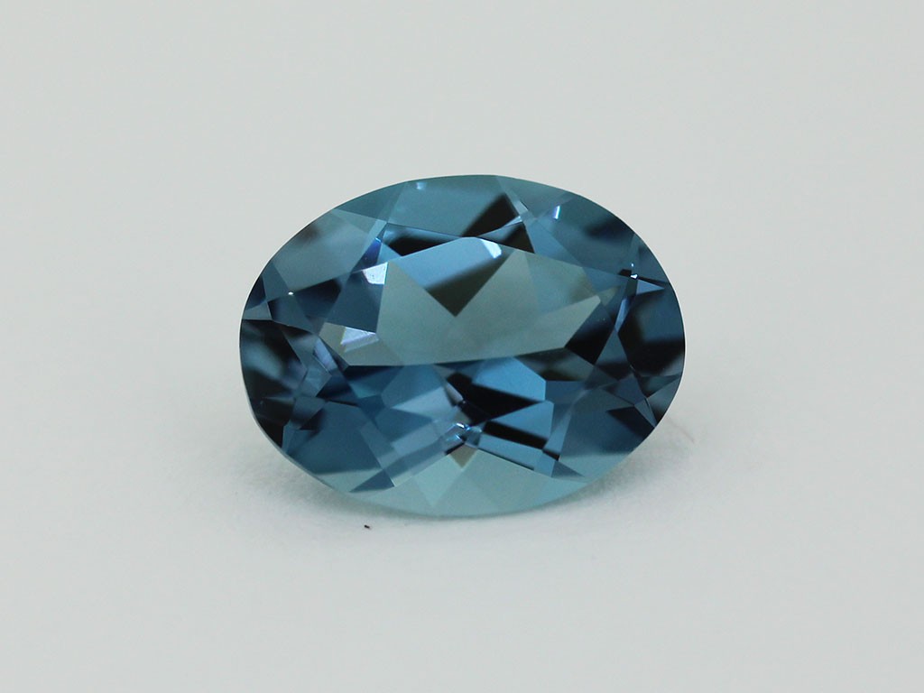 Topaze traitée blue london ovale 9x7mm 2.08cts