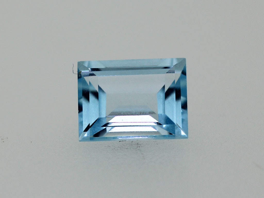 Topaze traitée sky blue RV 8.1x6.1mm 2.02cts