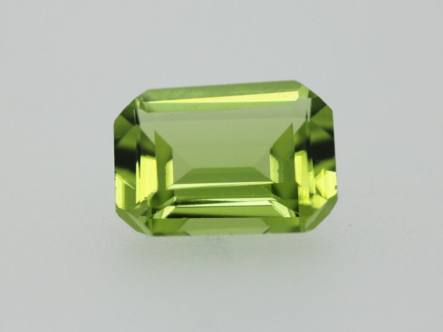 Péridot RPC 9x7mm 2.17cts
