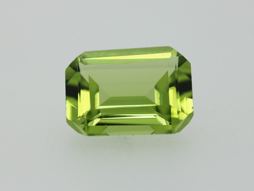 Péridot RPC 9x7mm 2.17cts