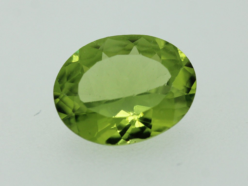 Péridot ovale 9.9x7.8mm 2.13cts