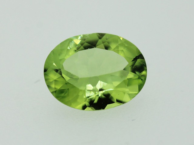 Péridot ovale 10x8mm 2.14cts