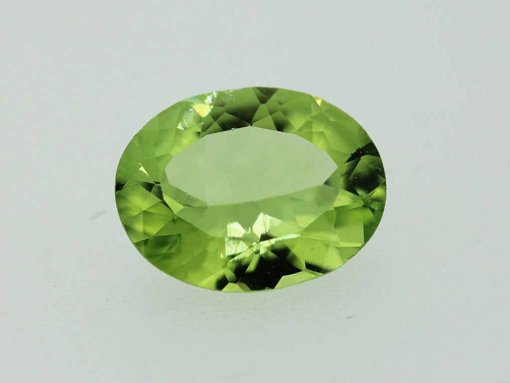 Péridot ovale 10.1x7.8mm 2.04cts